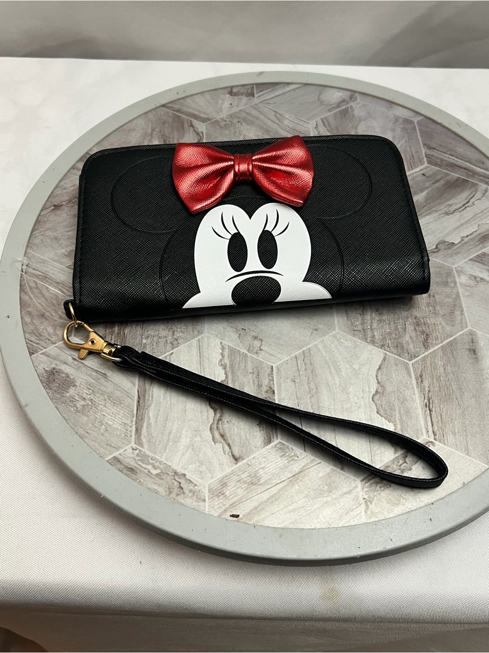 Disney Minnie Mouse Black Zip Around Wristlet Wallet Red Bow
